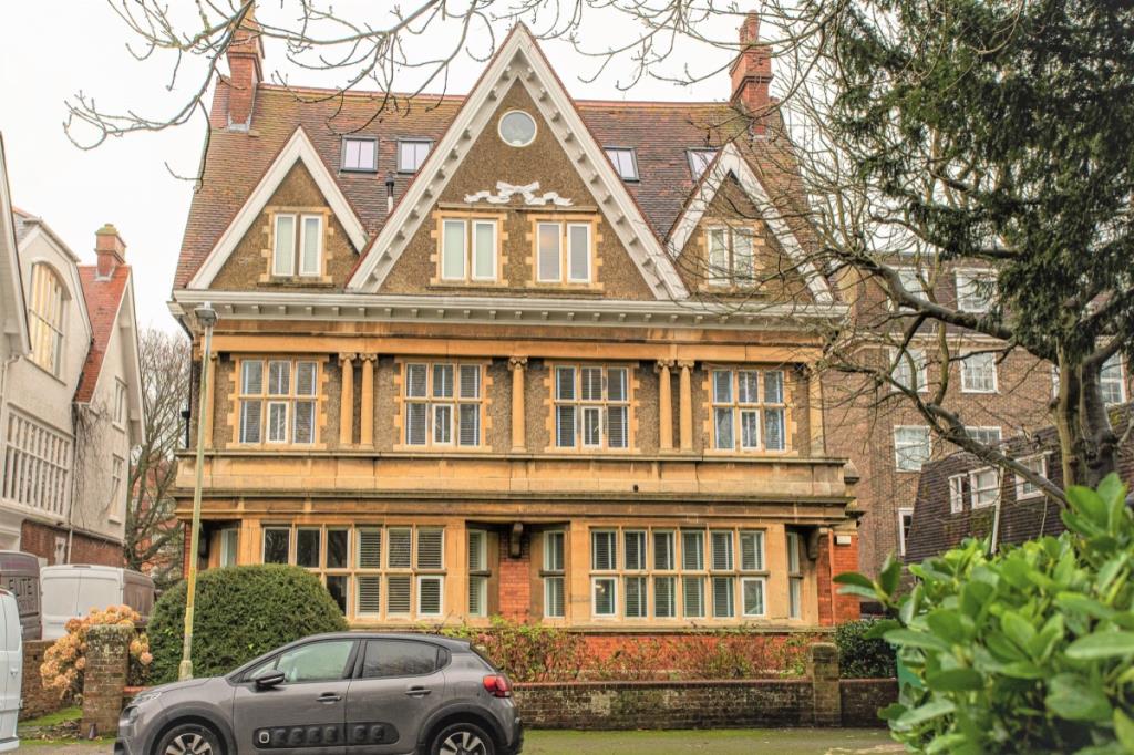 Lot: 98 - TWO-BEDROOM APARTMENT IN POPULAR WEST END OF FOLKESTONE -